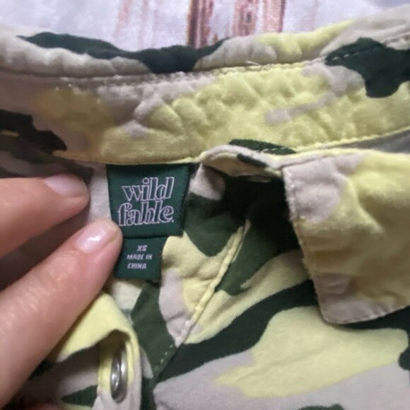 Wild Fable Womens Camouflage Short Sleeve Button Front Shirt-Yellow/Green-Size X - Picture 4 of 5